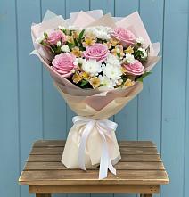 Букет цветов из:  Гвоздики, Орхидеи и Розы #REPLACE_PRED# Серноводском Ставропольского края