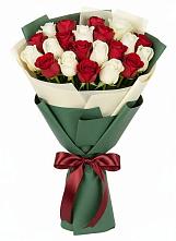 Букет Микс из красных и белых роз в Серноводском Ставропольского края
