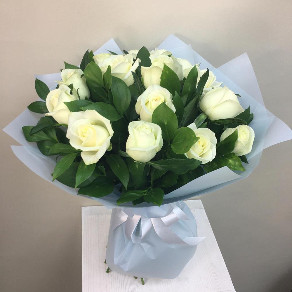 Букет 15 Белых роз Проуд в Серноводском Ставропольского края