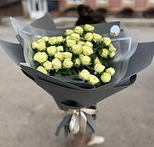 Букет Белые кустовые розы Солинеро в Серноводском Ставропольского края