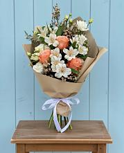 Букет цветов из:  Альстромерии, Лизиантусы, Розы и Хризантемы в Серноводском Ставропольского края