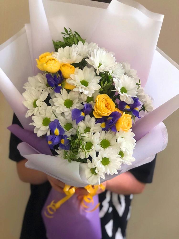 Букет цветов из: Ирисы, Хризантемы и Розы в Серноводском Ставропольского края