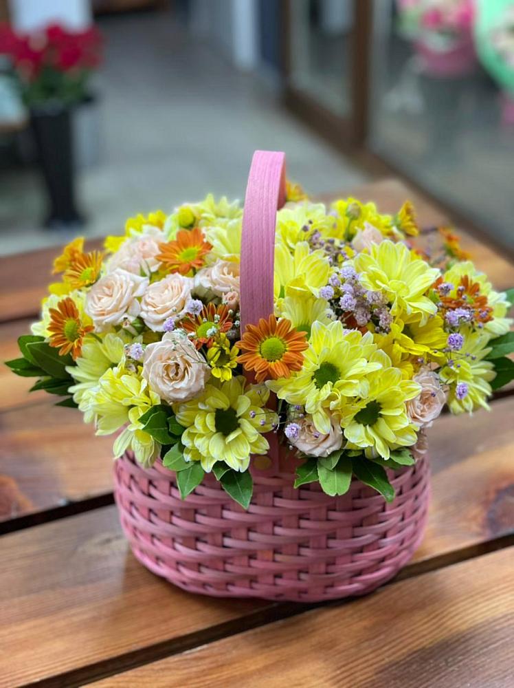 Цветочная композиция из Хризантемы и Розы в корзине в Серноводском Ставропольского края