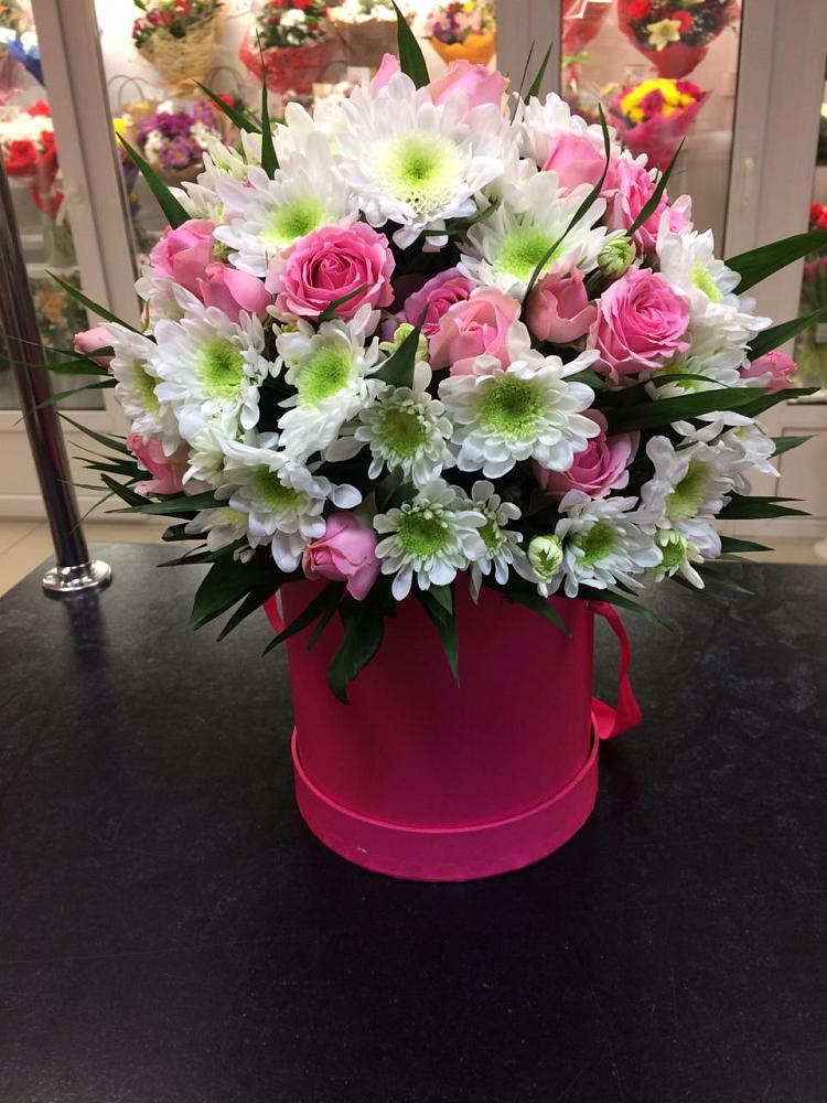 Цветочная композиция из Розы и Хризантемы в шляпной коробке в Серноводском Ставропольского края