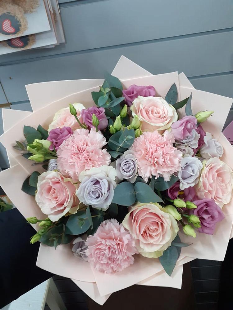 Букет цветов из: Розы, Гвоздики и Лизиантусы в Серноводском Ставропольского края